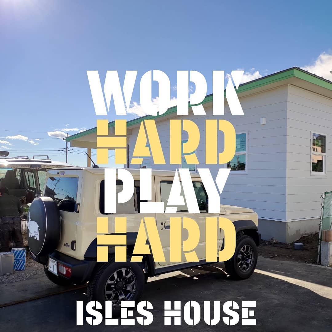 勤労感謝の日でしたが工事現場は休みませんでした。職人さんが新車のシエラに乗って仕事に来ていました！
#ジムニー
#ジムニーシエラ
#jimny