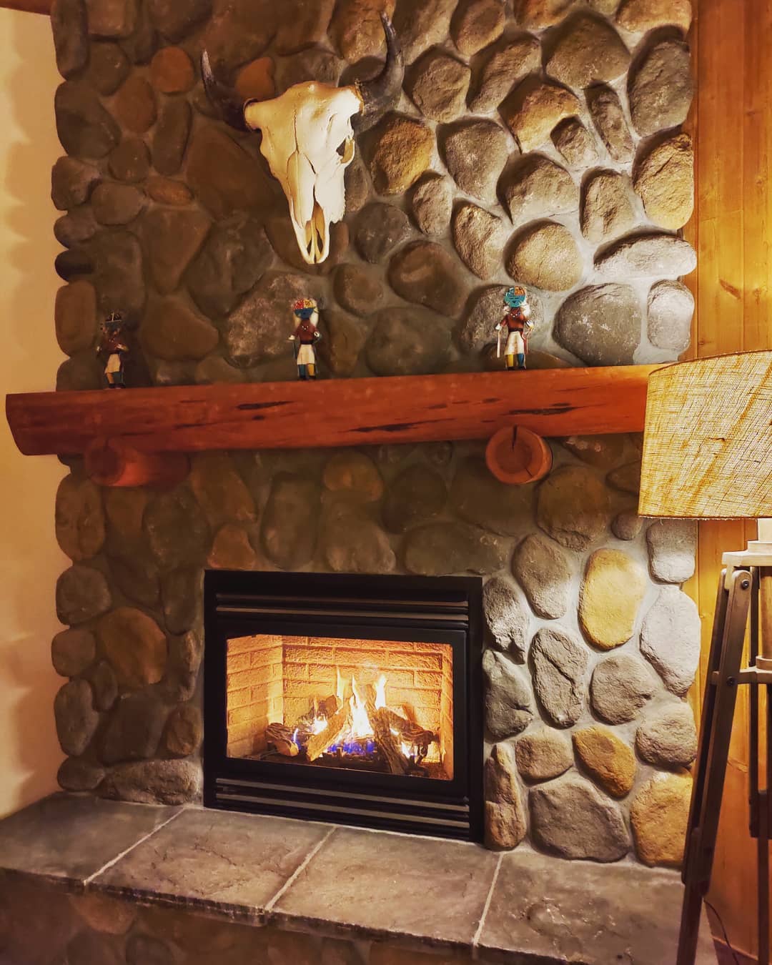冬の夜の愉しみ方。海外生活の思い出に浸りながら、揺れる炎をつまみに1杯どうですか。 アイルズハウス施工例 #fireplace #暖炉