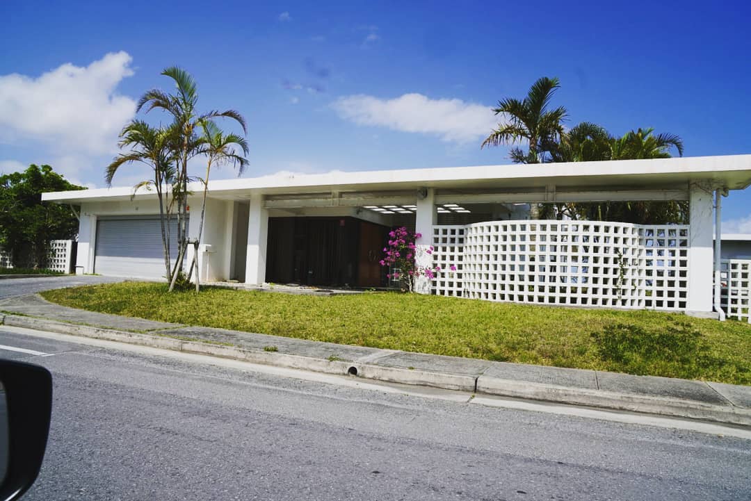 沖縄のミッドセンチュリーフラットハウス。ここがパームスプリングスと言ってもだれも疑わないでしょう！