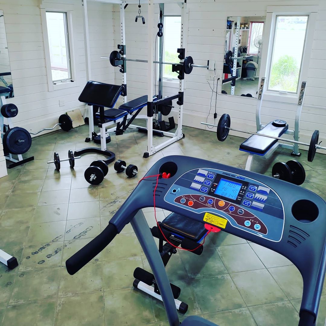 筋トレだって趣味の一つ。マシンもフリーウェイトもネット通販で揃います。全てに負けない体力とストレス解消に自宅ジムを!アイルズハウスなら叶います。#アイルズハウス施工例