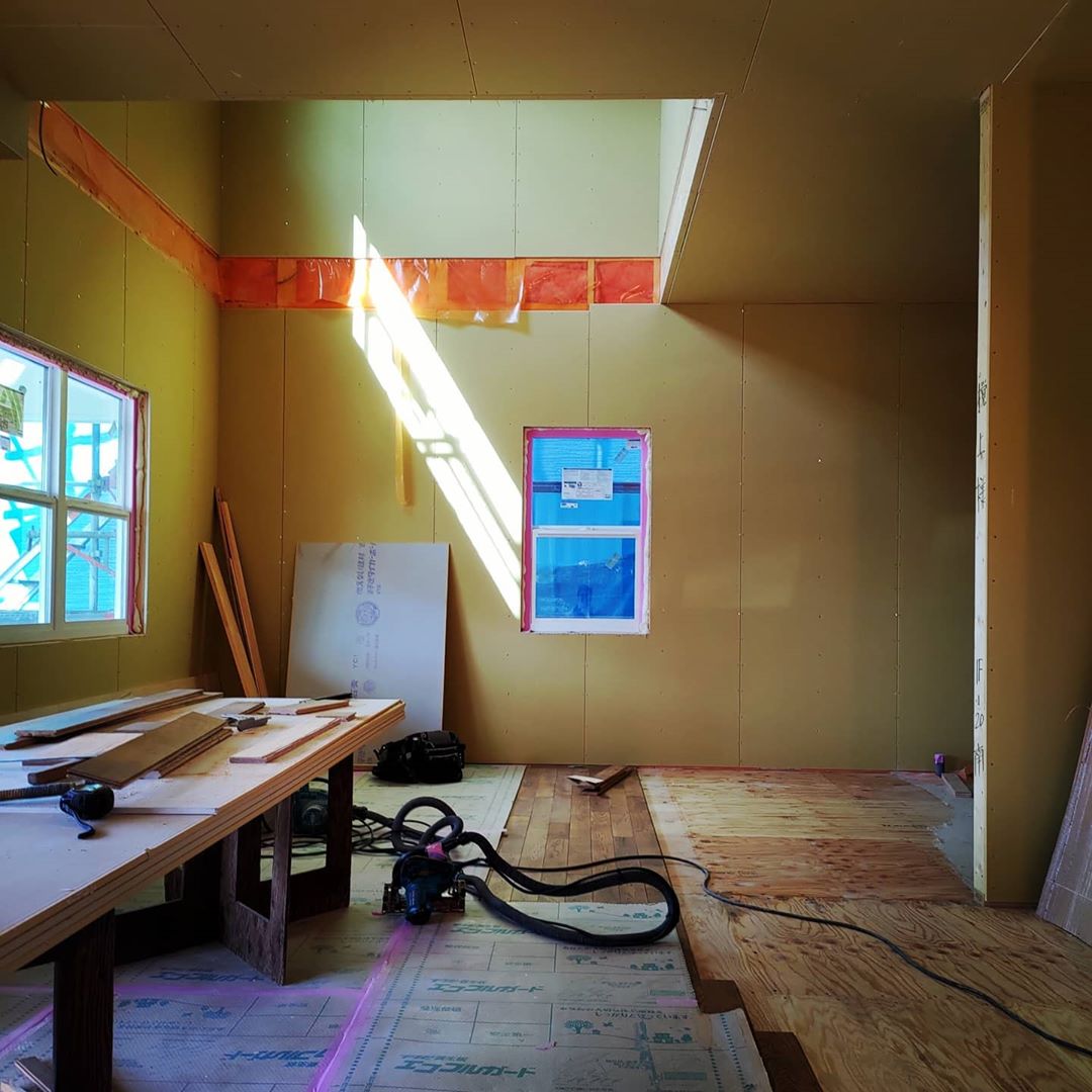 伊勢崎市現場は無垢の床板の施工中です。アイルズハウスの標準仕様です。