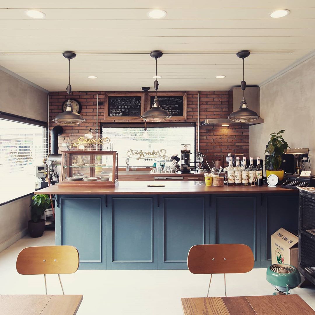 アイルズハウス敷地内のブルックリンスタイルカフェ SPROCKET ＆ COFFEEでは自家焙煎コーヒーを販売しています。自家製マフィンと一緒に外のテーブルorテイクアウトでもどうぞ。