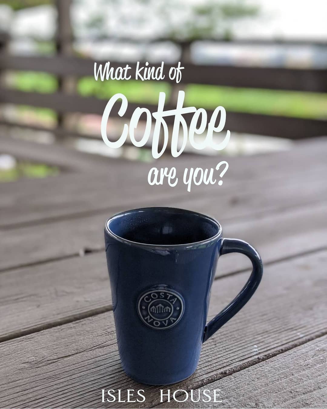 外は雨でもカヴァードポーチがあれば朝のコーヒーも格別です。アイルズハウス併設の自家焙煎珈琲店「SPROCKET ＆ COFFEE」。今朝の豆はニカラグアです！