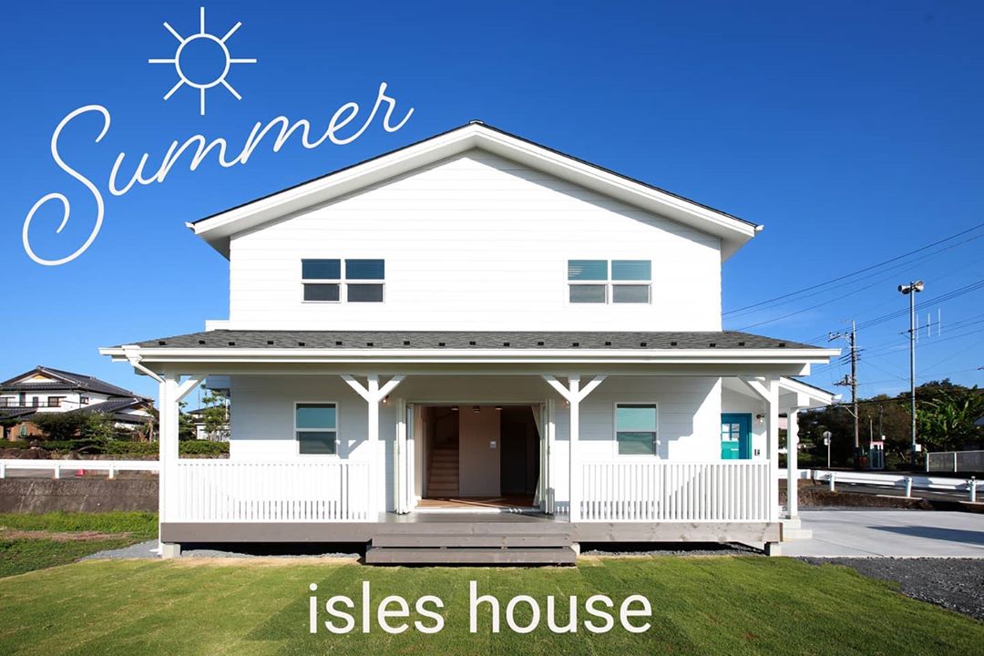 暑い夏も家の中は涼しく。アイルズハウスのオーナーは実感しています。アメリカンスタイルと高性能を両立させるアイルズハウスです。
高崎モデルハウスで体感してください！
#アイルズハウス施工例