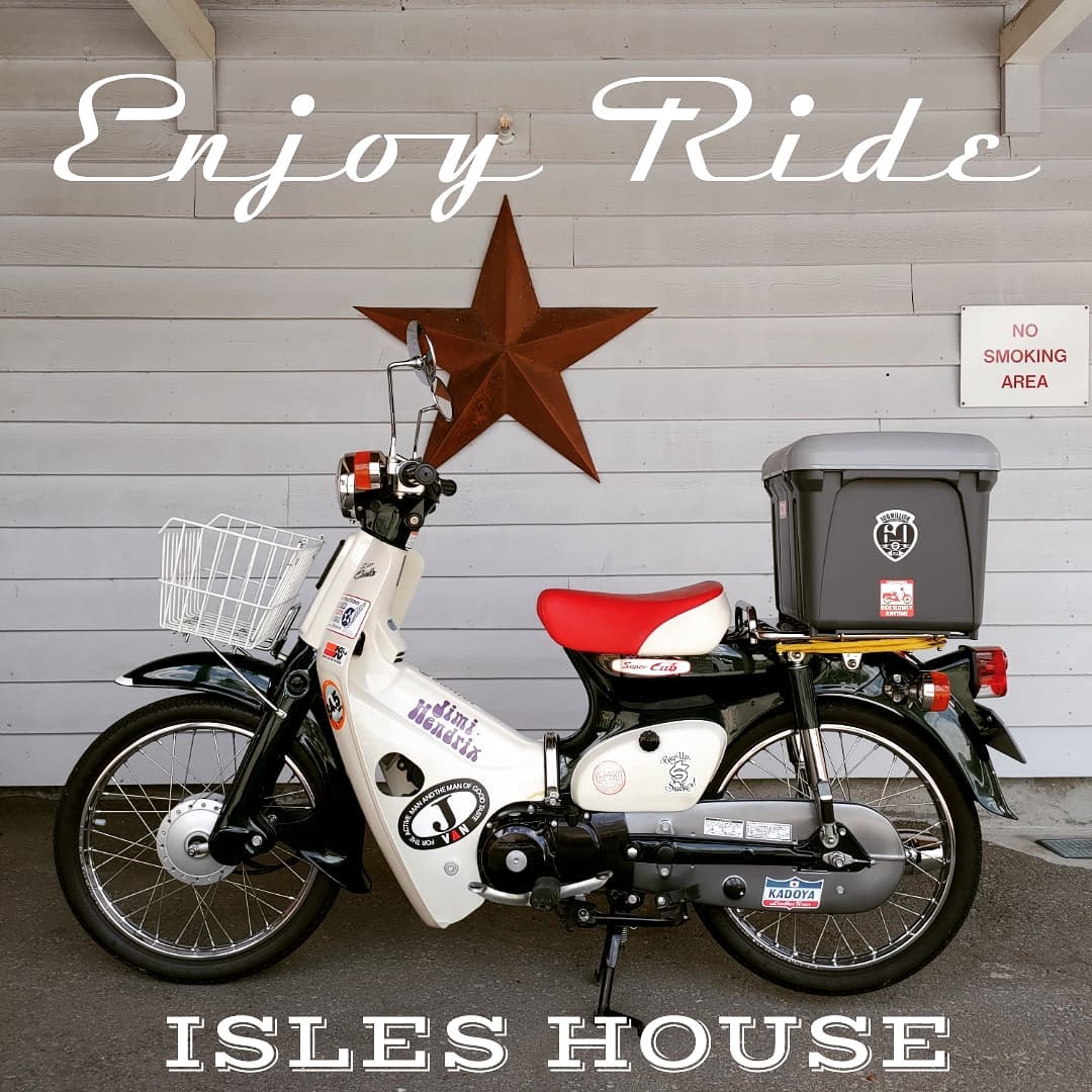 12年前にアイルズハウスでビルトインガレージの家を作ったオーナーがアイルズハウスのカフェに寄ってくれました。バイクコレクターはカブもカッコよく乗りこなします！
#スーパーカブ