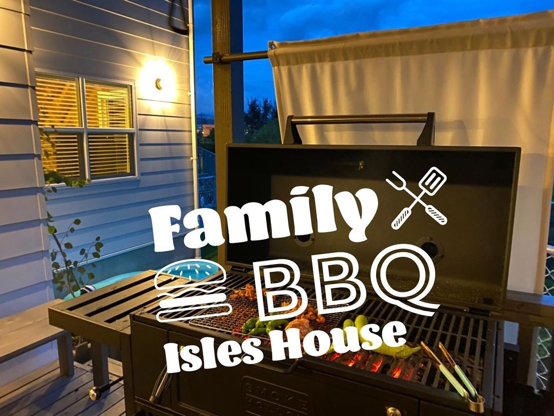 屋根付きのウッドデッキなら急な雨でもあわてません。
思い立ったら「おうちキャンプ」！
アイルズハウスはその気にさせます。
#アイルズハウス施工例
#おうちキャンプ
#bbq
#バーベキュー