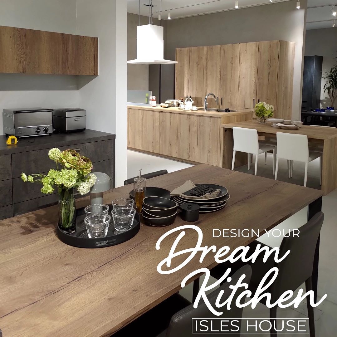 お客様とキッチンメーカーショールームで打ち合わせでした。家づくりの一番楽しい時間かもしれません。
#アイルズハウス取り扱いキッチン
#kitchen
#kitchendesign
#キッチン