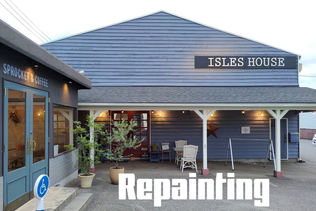 アイルズハウス社屋の再塗装も95%が完了です。残りの5%はこだわりの細かい部分ですが、納得出来るまでは続けます。