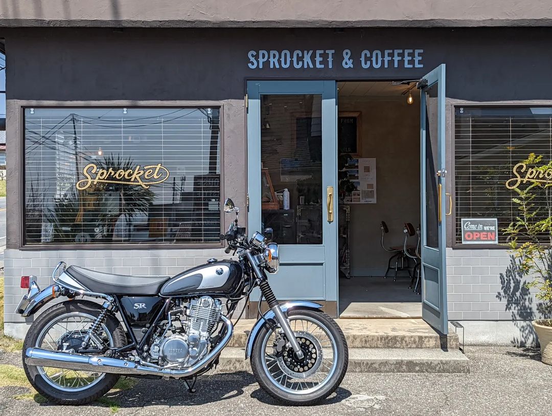 アイルズハウス敷地内にある「SPROCKET & COFFEE」
ニューヨークにあるような自家焙煎コーヒーが飲める店です。
こだわりの珈琲豆の販売もファンの方々にご支持を頂いております。
モデルハウスご来場の際にもお立ち寄りください。
#自家焙煎珈琲
#自家焙煎
#スプロケットアンドコーヒー
#sprocketandcoffee
#sr400
#yamaha
#sr400finaledition
#yamahasr400