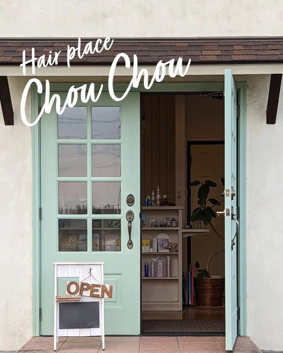 美容室Chou Chouさんのエントランスドアを塗り替えました。木製ドアなので定期的なメンテナンスの際にカラーチェンジしています。