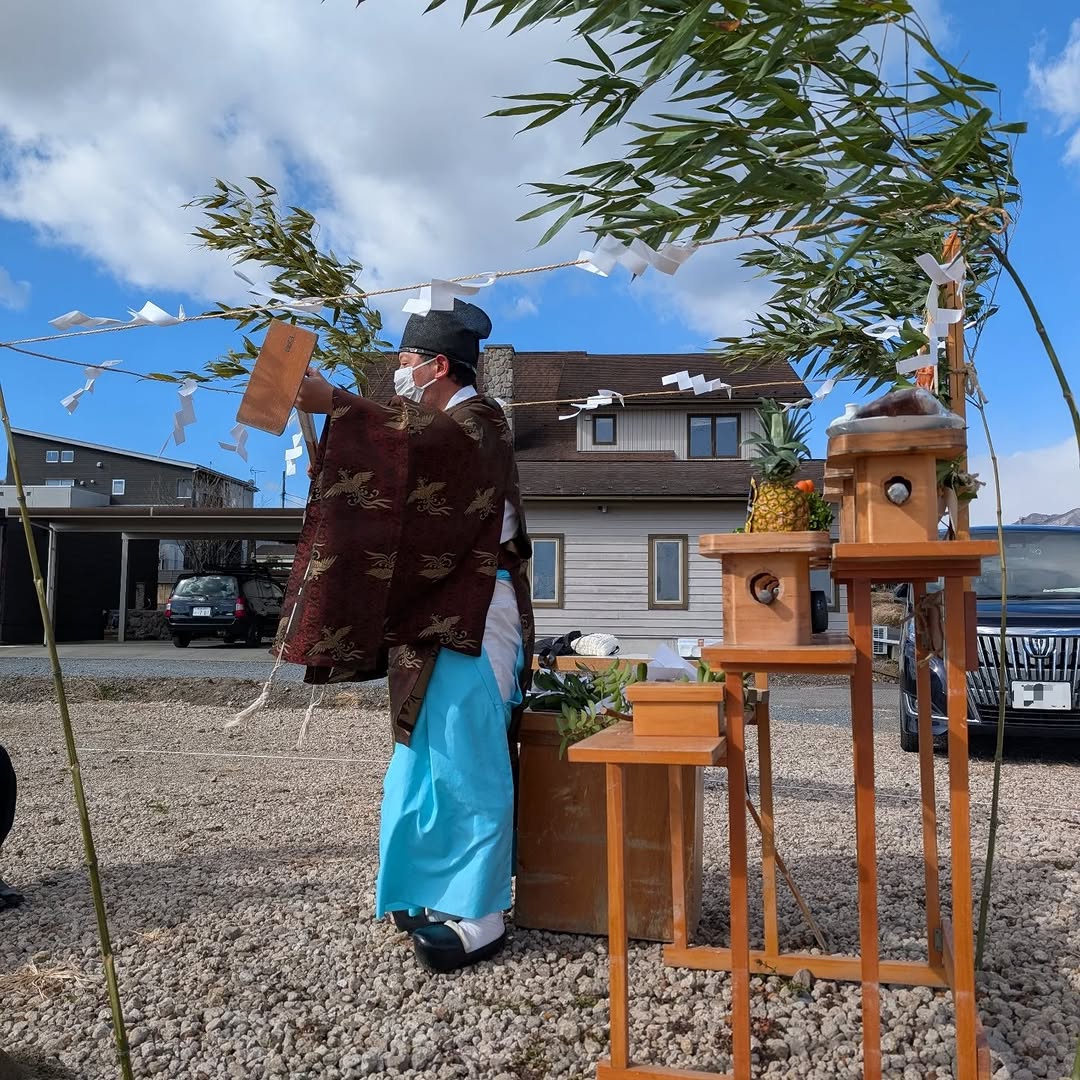 地鎮祭で土地の神様を祀り、工事の安全やお施主さまの繁栄を祈願いたしました。お施主さまおめでとうございます。