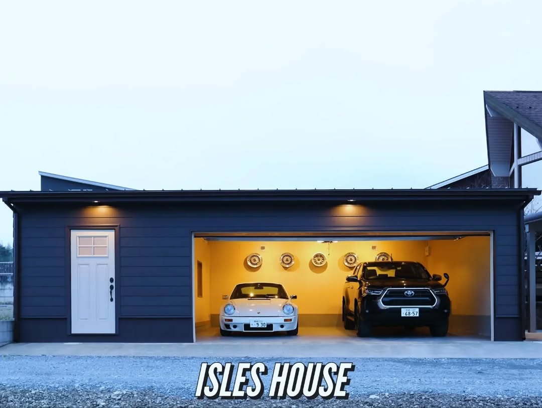 ガレージライフを愉しむ。
アイルズハウスのモデルガレージです！
⁡#アイルズハウス施工例
#garage 
#garagelife 
#ガレージ 
#ガレージライフ
#hilux 
#ハイラックス
#porsche 
#ポルシェ