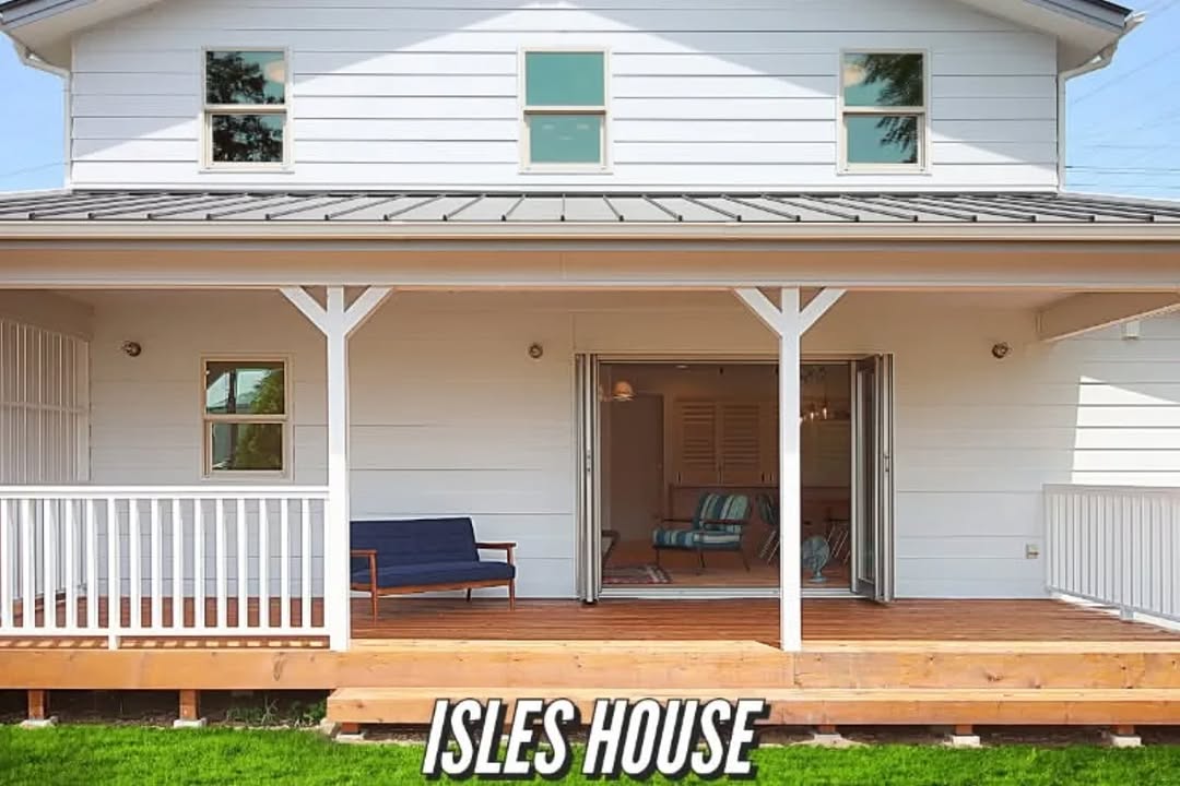 秋のぽかぽか陽気の日、カヴァードポーチで静かに読書を☆
ひとり時間を大切にする人に！
#アイルズハウス施工例
