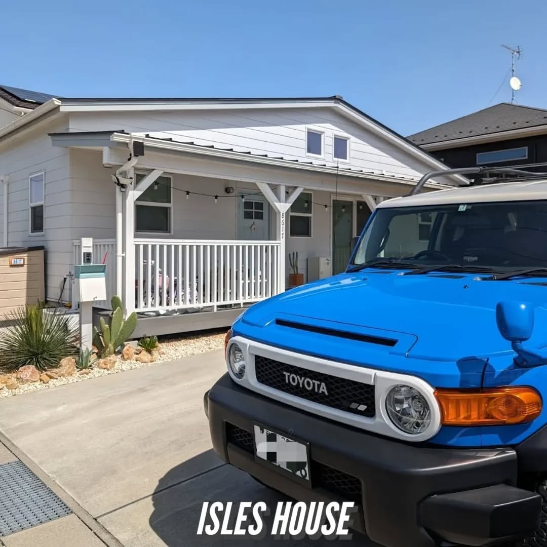 FJクルーザーのブルーがアイルズハウスの家に映えてます！