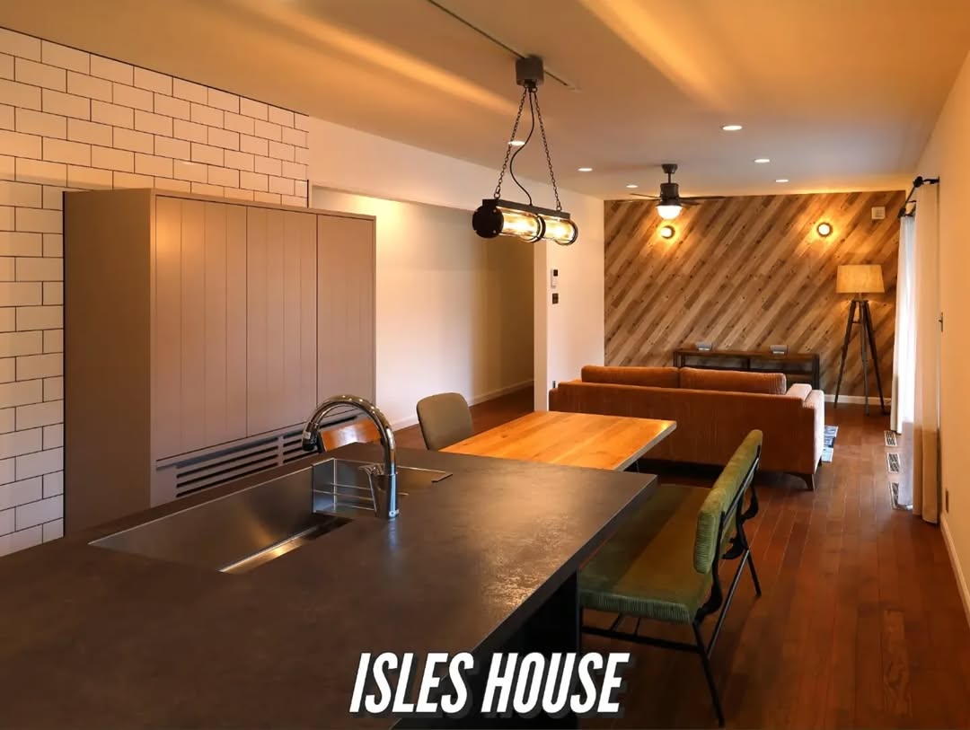 キッチンから直線に配置されたダイニングテーブル。オーナーさまのこだわりをプランニングしました！