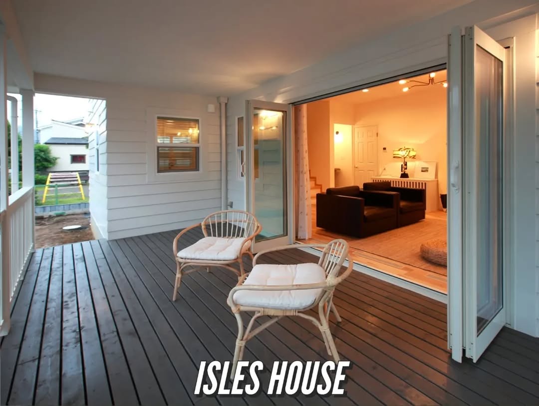 暖かい年末、午後のひととき。リビングと一体化したウッドデッキで寛ぐ。