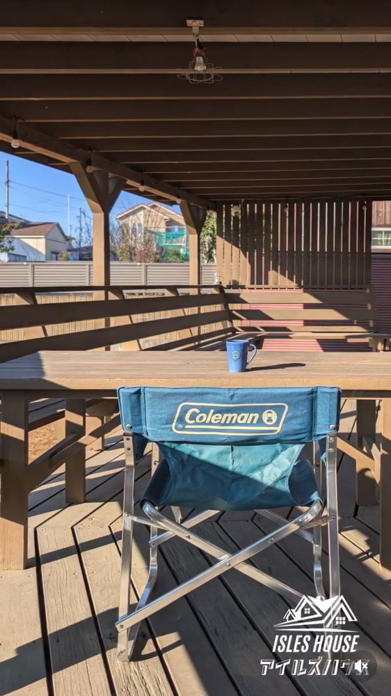 12/30朝9時、朝陽のウッドデッキで今日の予定を考える。
冬のカヴァードポーチでも太陽光はこんなに差し込みます。